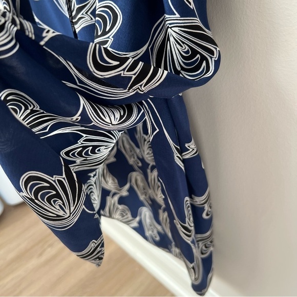 Derek Lam 10 Crosby 100% Silk Blue Floral V-Neck Sleeveless Blouse Side Slit 2 - Picture 3 of 8